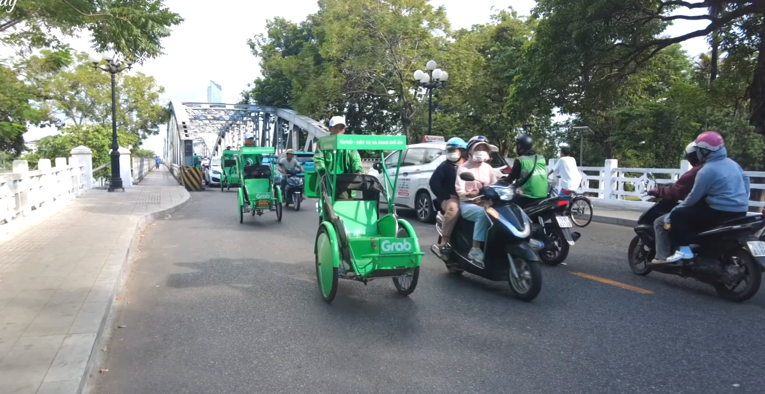 Xích lô không chỉ là phương tiện gắn với ký ức và hình ảnh Huế, mà nay còn được ‘khoác’ thêm yếu tố công nghệ.
