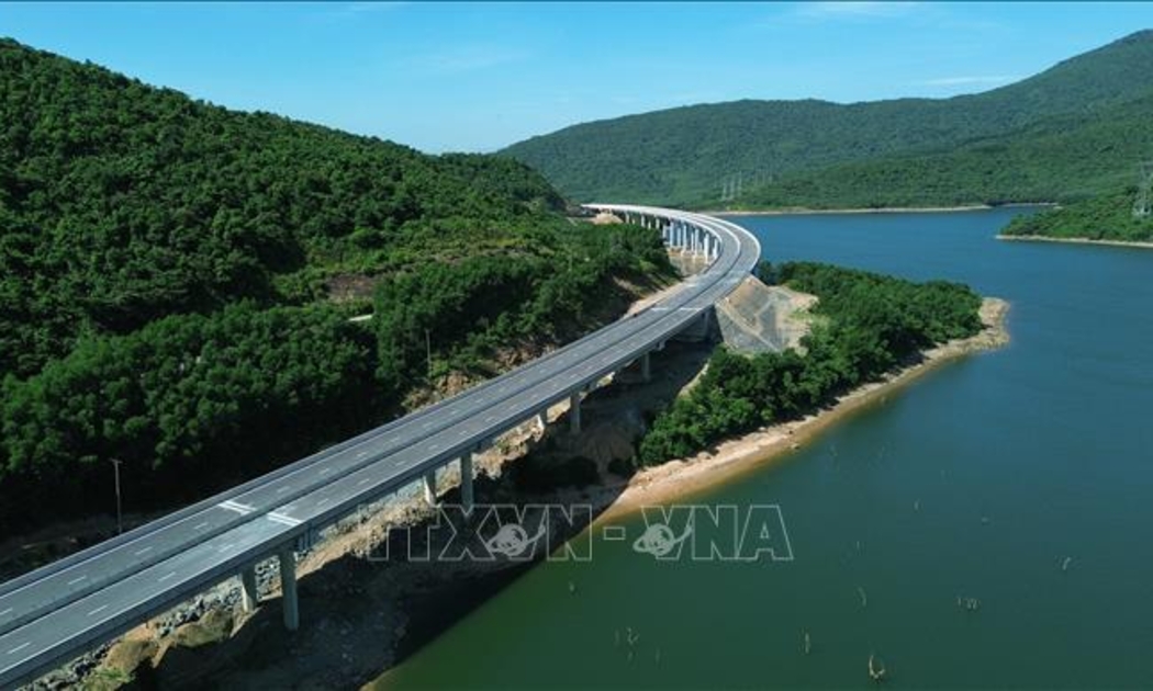 Một đoạn của cầu vượt hồ trên cao tốc Vũng Áng - Bùng. Ảnh: Quốc Khánh/TTXVN