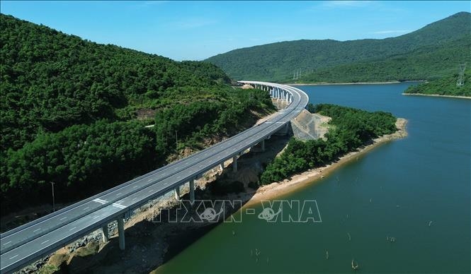 Một đoạn của cầu vượt hồ trên cao tốc Vũng Áng - Bùng. Ảnh: Quốc Khánh/TTXVN