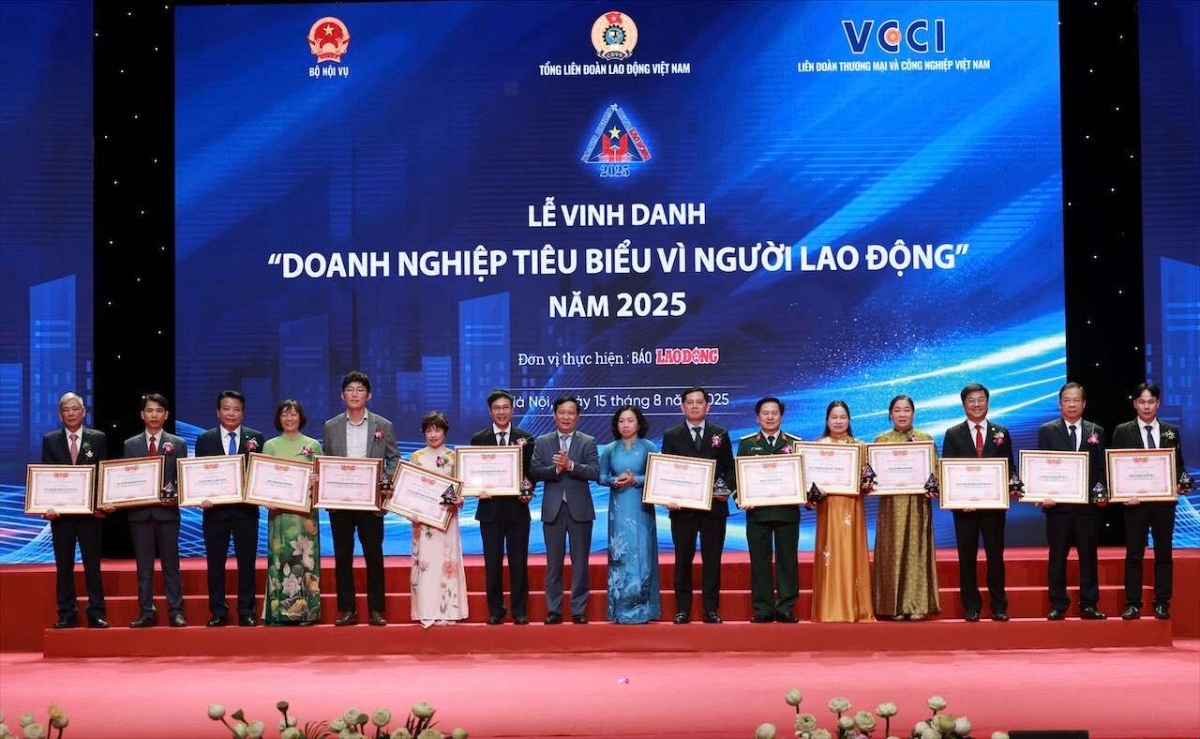 Đại diện Liên đoàn Thương mại và Công nghiệp Việt Nam (VCCI) và Tổng Liên đoàn Lao động Việt Nam trao Bằng khen và kỷ niệm chương cho các doanh nghiệp. Ảnh: Hải Nguyễn.