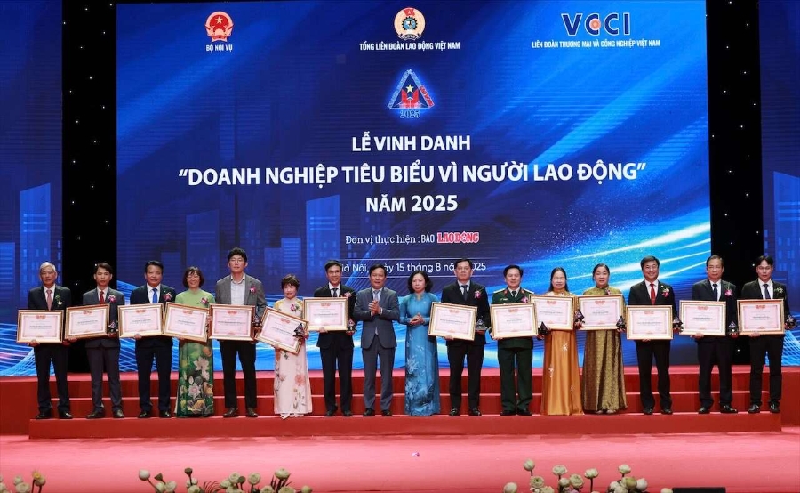 Đại diện Liên đoàn Thương mại và Công nghiệp Việt Nam (VCCI) và Tổng Liên đoàn Lao động Việt Nam trao Bằng khen và kỷ niệm chương cho các doanh nghiệp. Ảnh: Hải Nguyễn.