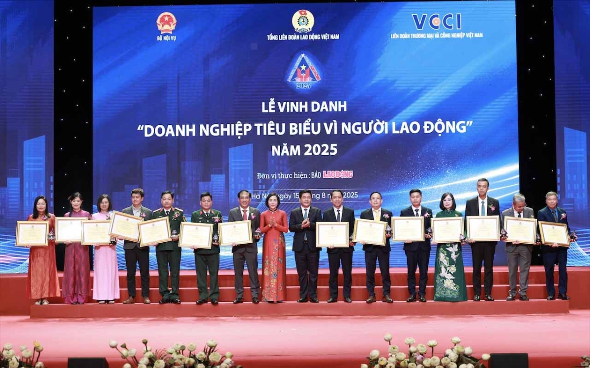 Phó Chủ tịch Quốc hội Nguyễn Thị Thanh và Bộ trưởng Bộ Công Thương Nguyễn Hồng Diên trao Bằng khen các doanh nghiệp tiêu biểu vì người lao động. Ảnh: Hải Nguyễn.