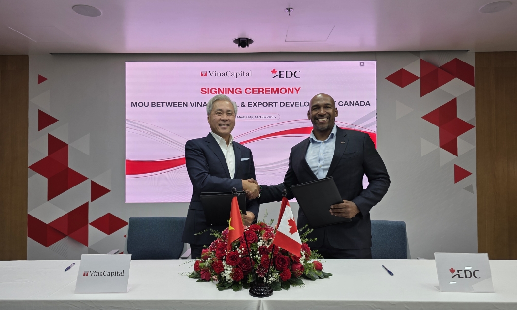 Đại diện Cơ quan Xúc tiến Xuất khẩu Canada (EDC) và VinaCapital ký kết Biên bản Ghi nhớ - Ảnh: Tổng lãnh sự quán Canada tại TP.HCM.