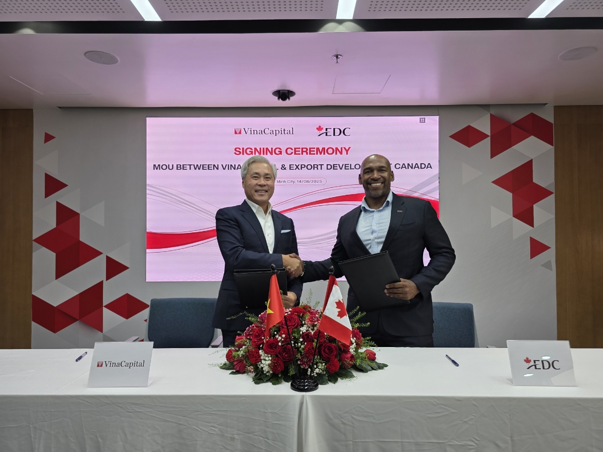 Đại diện Cơ quan Xúc tiến Xuất khẩu Canada (EDC) và VinaCapital ký kết Biên bản Ghi nhớ - Ảnh: Tổng lãnh sự quán Canada tại TP.HCM.