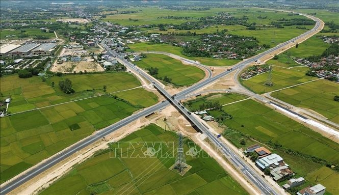 Tuyến cao tốc Quy Nhơn - Hoài Nhơn thuộc dự án đường bộ cao tốc Bắc - Nam hoàn thành vào dịp 19/8 tới. Ảnh: Quốc Khánh/TTXVN.