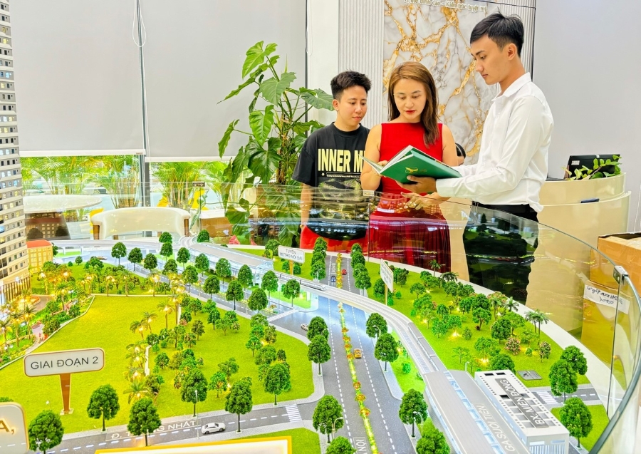Khách hàng đang tìm hiểu sa bàn dự án ArtStella.