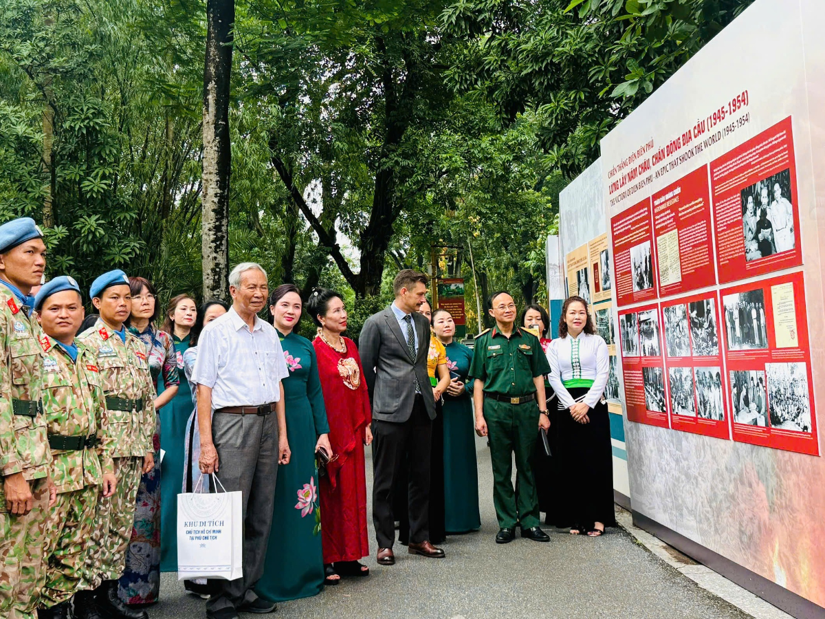 Các đại biểu tham quan triển lãm. Ảnh: VGP.