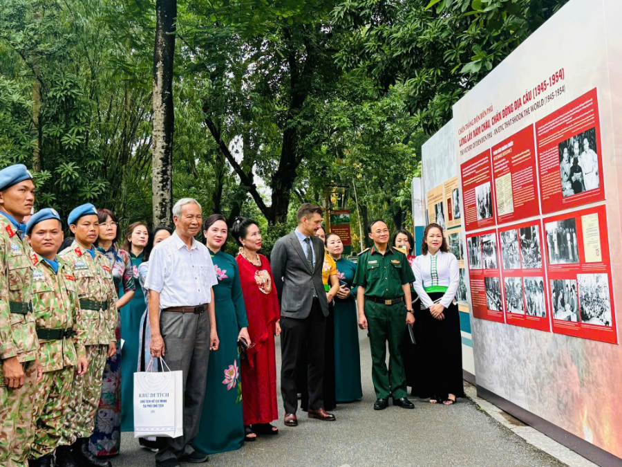 Các đại biểu tham quan triển lãm. Ảnh: VGP.