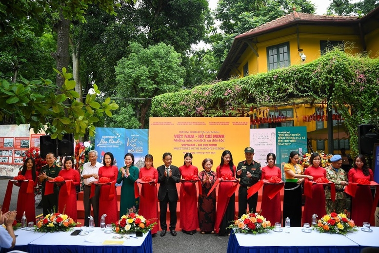 Các đại biểu cắt băng khai mạc chuỗi hoạt động.