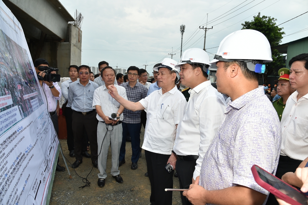 Phó Thủ tướng Chính phủ Hồ Đức Phớc cùng Đoàn công tác của Chính phủ kiểm tra thực tế công trường Dự án thành phần 1, cao tốc Biên Hòa - Vũng Tàu - Ảnh: VGP/Trần Mạnh.