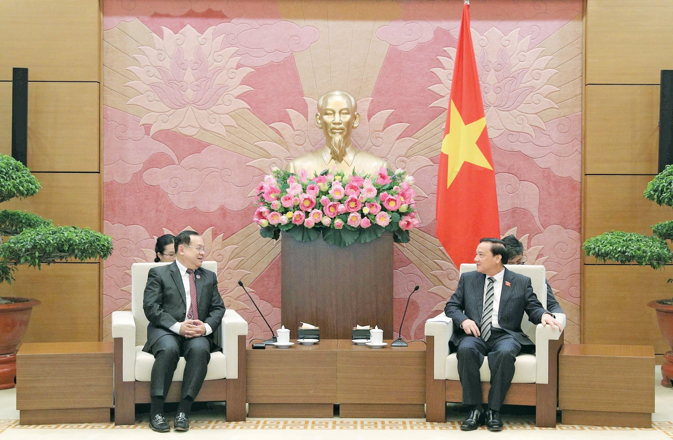 Phó Chủ tịch Quốc hội Nguyễn Khắc Định tiếp Chủ nhiệm Ủy ban Đối ngoại Quốc hội Lào Sanya Praseuth. Ảnh: Đại biểu Nhân dân.