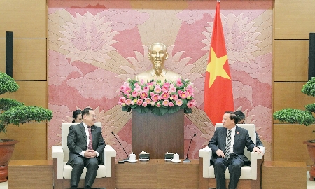 Phó Chủ tịch Quốc hội Nguyễn Khắc Định tiếp Chủ nhiệm Ủy ban Đối ngoại Quốc hội Lào