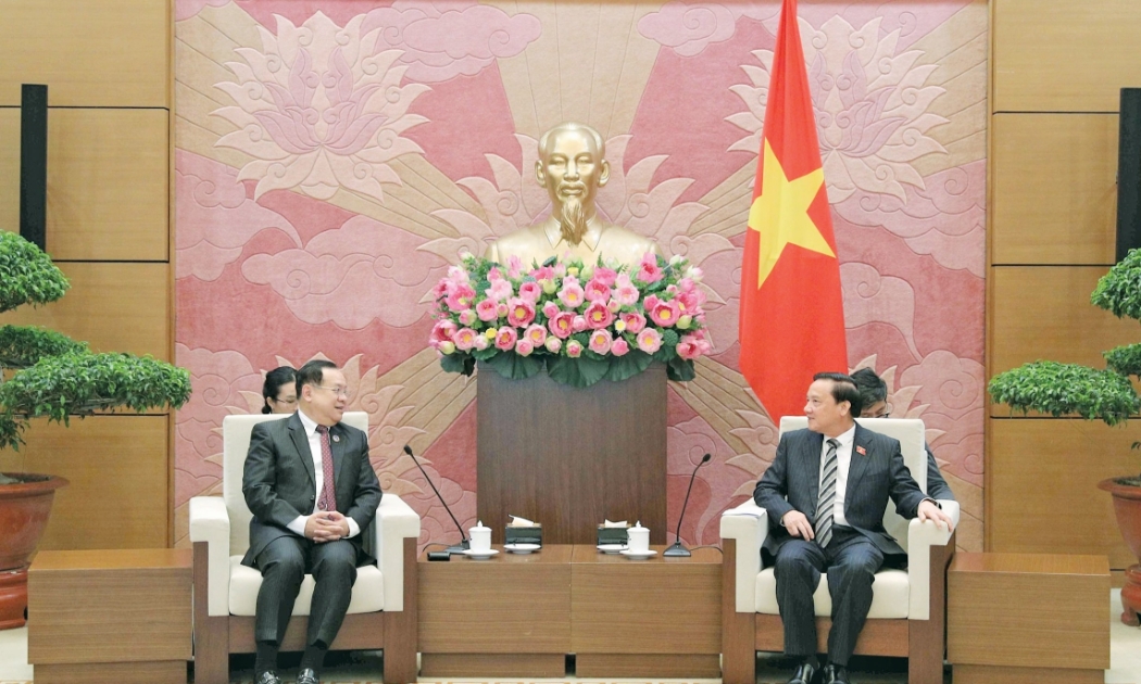 Phó Chủ tịch Quốc hội Nguyễn Khắc Định tiếp Chủ nhiệm Ủy ban Đối ngoại Quốc hội Lào Sanya Praseuth. Ảnh: Đại biểu Nhân dân.