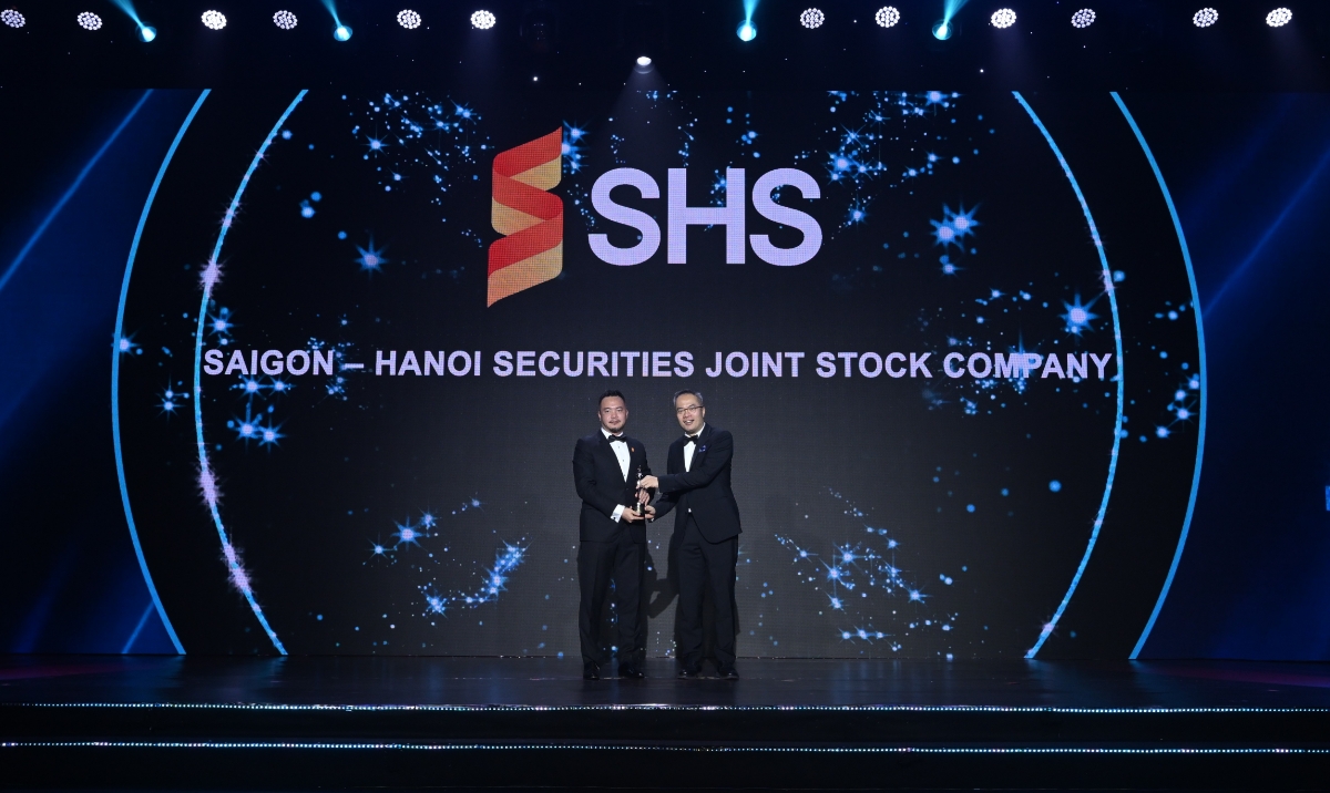 Ông Nguyễn Chí Thành – Thành viên HĐQT, Tổng giám đốc SHS đại diện doanh nghiệp nhận giải thưởng “Nơi làm việc tốt nhất Châu Á 2025”.
