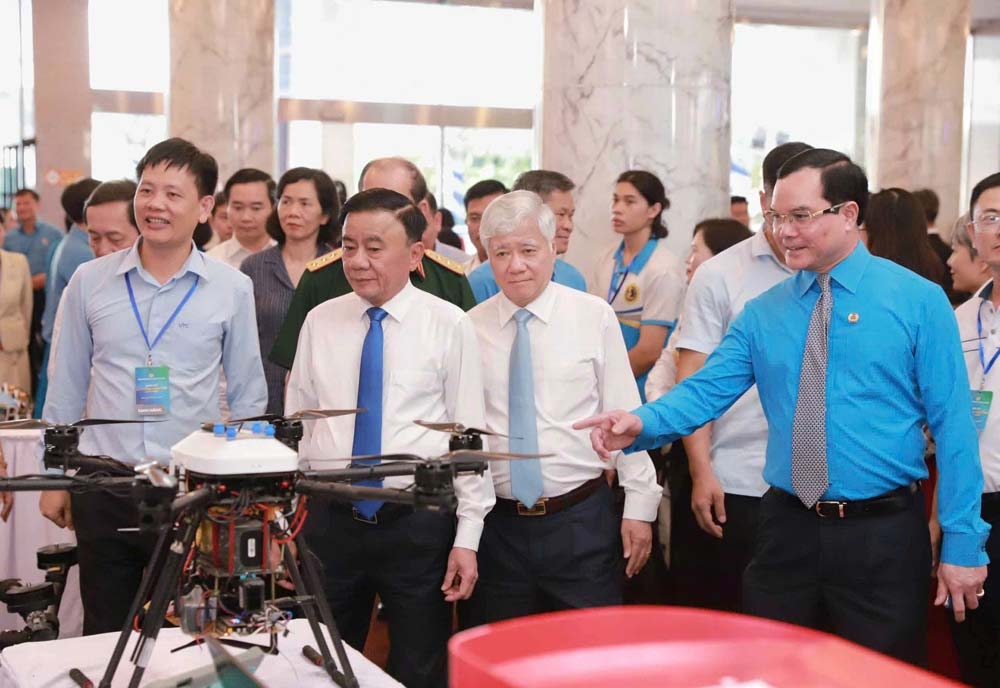 Thường trực Ban Bí thư và các đại biểu tham quan không gian sáng tạo trong khuôn khổ chương trình. Ảnh: Tô Thế.