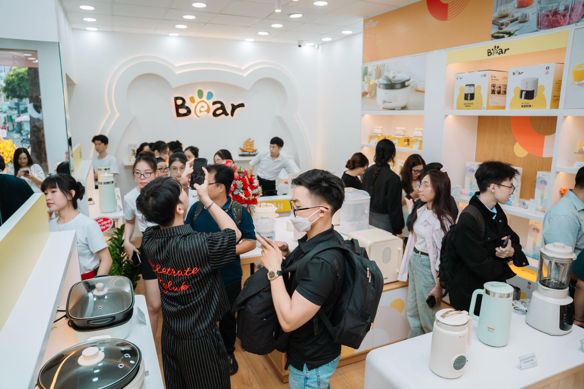 Đông đảo khách hàng đến mua sắm trong tuần đầu khai trương Bear Plus.