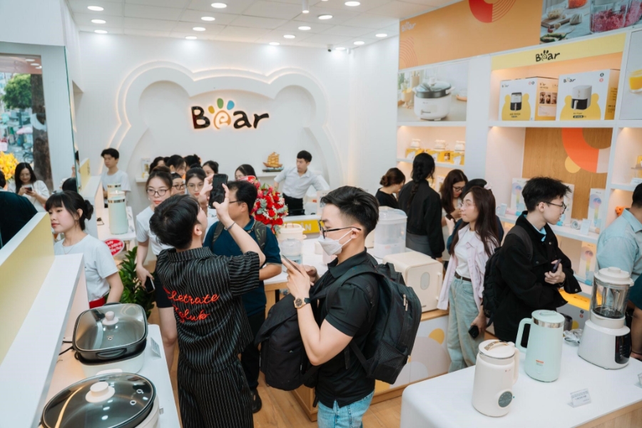 Đông đảo khách hàng đến mua sắm trong tuần đầu khai trương Bear Plus.