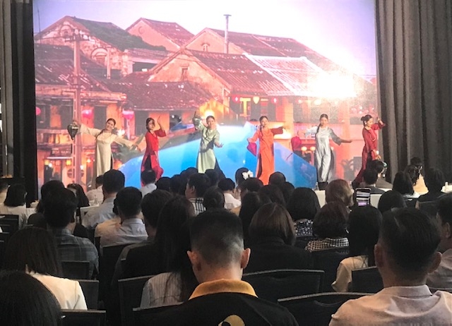 Văn nghệ chào mừng Chương trình. Ảnh Ngô Anh Văn