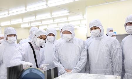 Phó Thủ tướng Thường trực Chính phủ Nguyễn Hòa Bình nghe giới thiệu các sản phẩm khi thăm Công ty TNHH Hana Micron Vina - Ảnh: VGP.