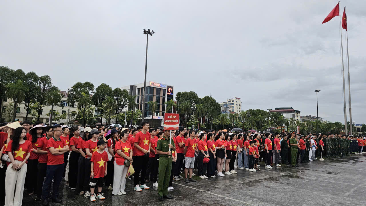 Từ 5 giờ sáng, Quảng trường Lam Sơn (TP Thanh Hóa) đã rợp sắc cờ đỏ sao vàng. 