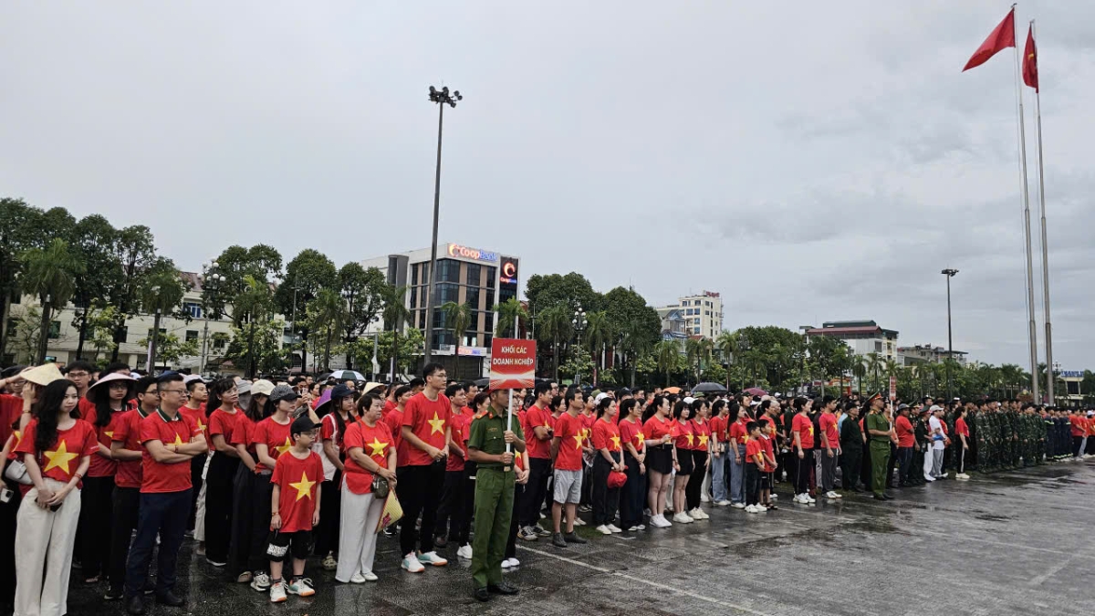 Từ 5 giờ sáng, Quảng trường Lam Sơn (TP Thanh Hóa) đã rợp sắc cờ đỏ sao vàng.&nbsp;