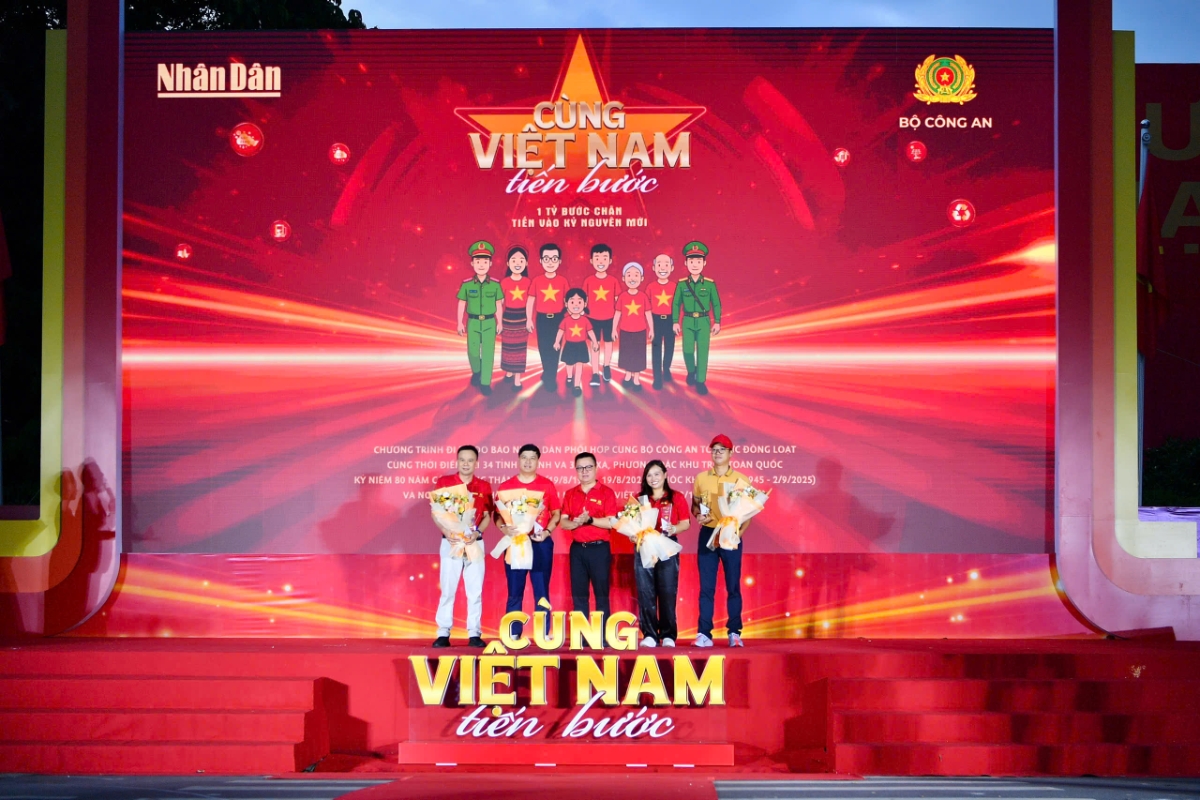Đồng chí Hồng Quang - Thành viên HĐQT, Chủ tịch Công đoàn Vietcombank (thứ 2 từ trái sang), đại diện Vietcombank nhận hoa và kỷ niệm chương từ Ban tổ chức.
