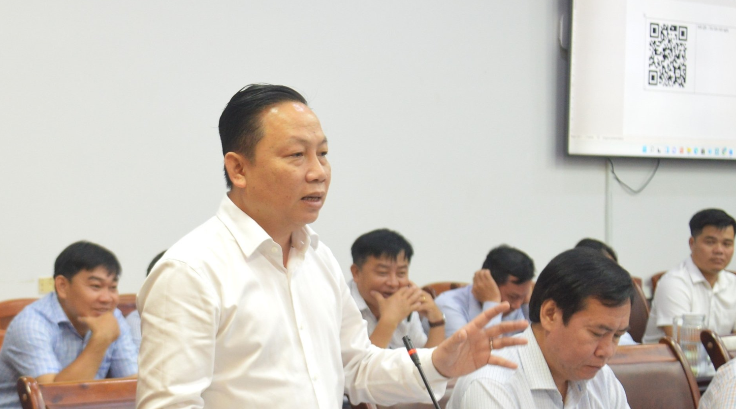 Ông Lê Hữu Toàn: khối lượng hồ sơ, công việc tại cơ sở tăng nhanh, trong khi cán bộ địa chính, môi trường ở Phòng Kinh tế xã còn thiếu.