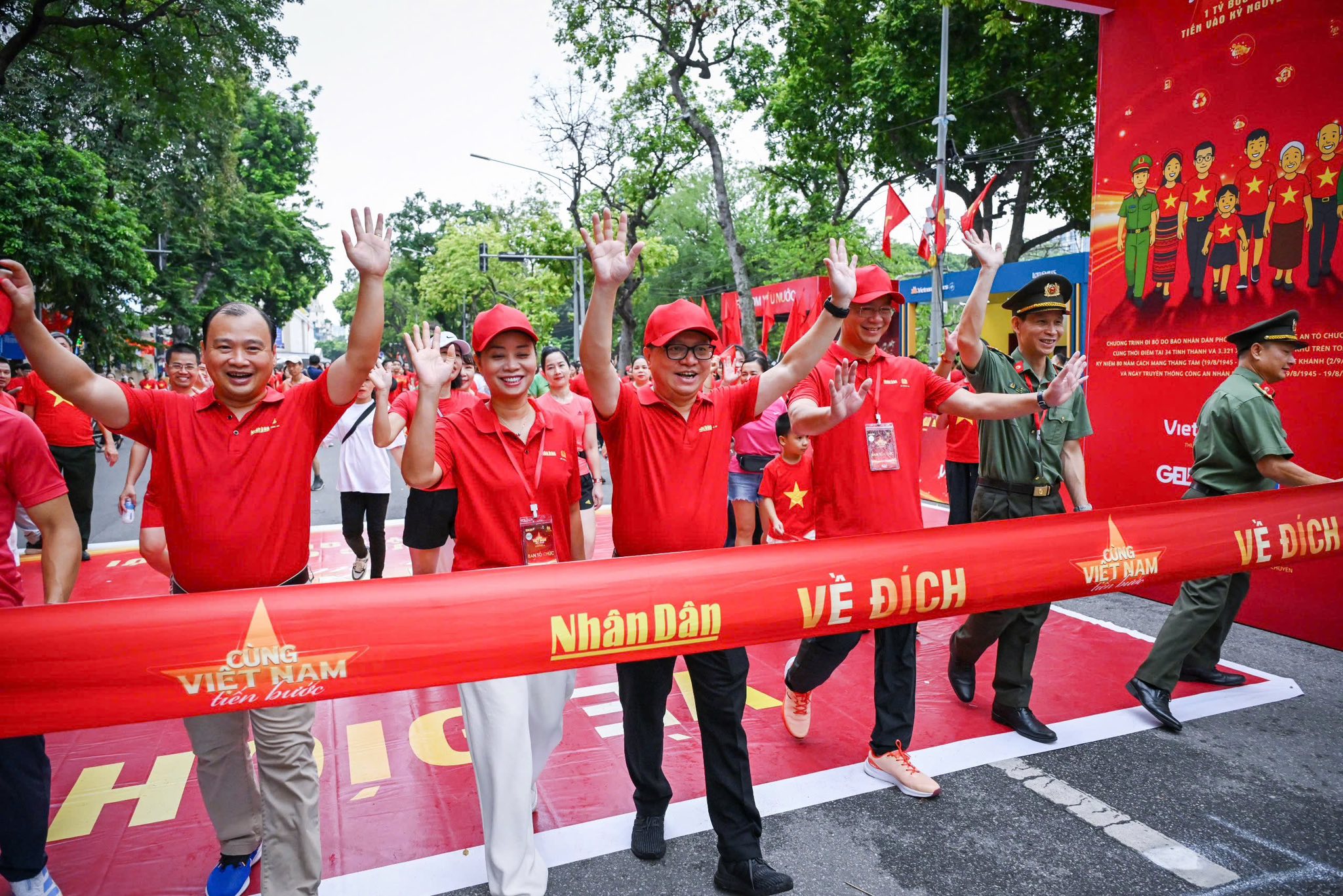 Không chỉ thể hiện lòng yêu nước, lan tỏa lối sống lành mạnh, mỗi bước chân tích lũy được trong chương trình đi bộ 