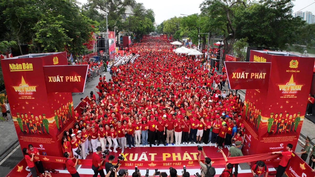 Lễ phát động chương trình "Cùng Việt Nam tiến bước" tại thủ đô Hà Nội. Ảnh: Báo Nhân Dân