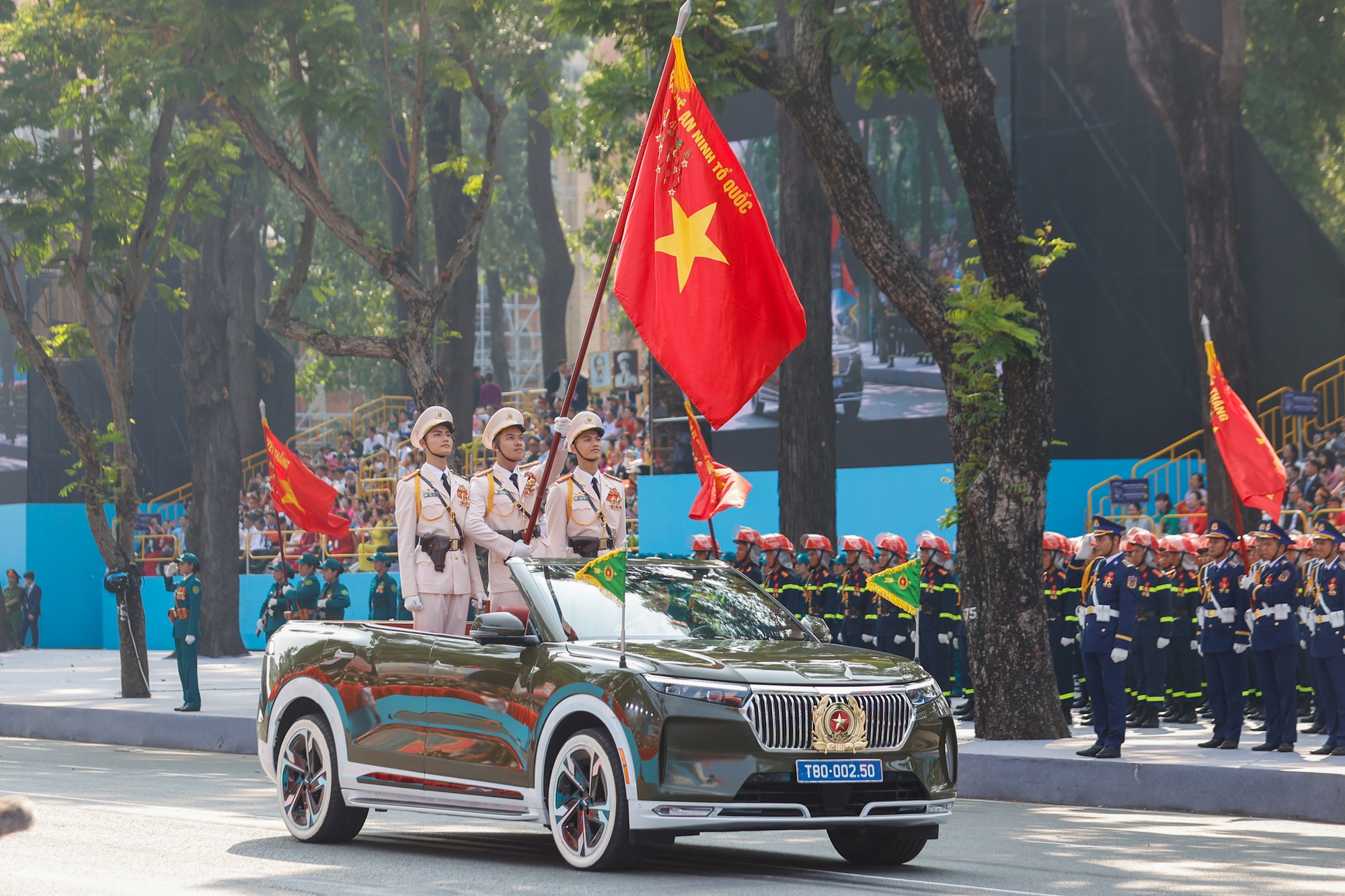 Lực lượng công an tham gia diễu binh, diễu hành kỷ niệm 50 năm thống nhất đất nước. 