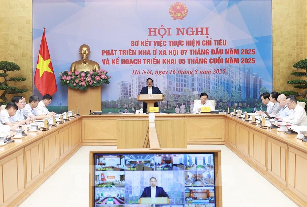 Thủ tướng chủ trì Hội nghị sơ kết thực hiện chỉ tiêu phát triển nhà ở xã hội 7 tháng đầu năm. Ảnh: TTXVN