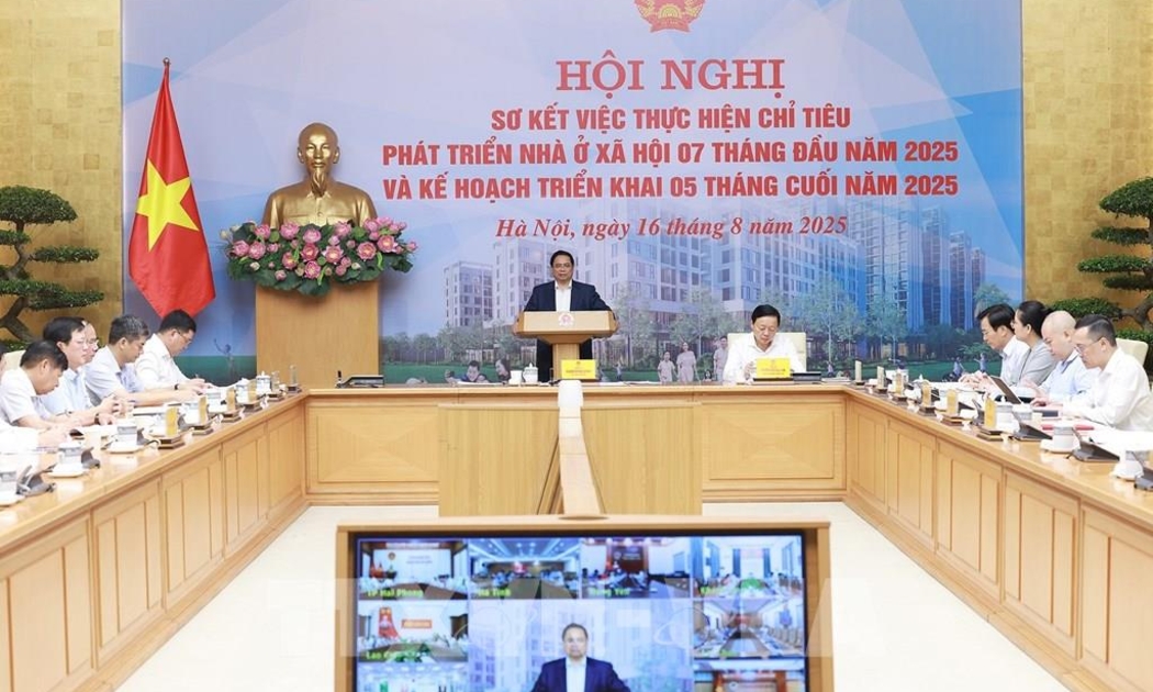 Thủ tướng chủ trì Hội nghị sơ kết thực hiện chỉ tiêu phát triển nhà ở xã hội 7 tháng đầu năm. Ảnh: TTXVN