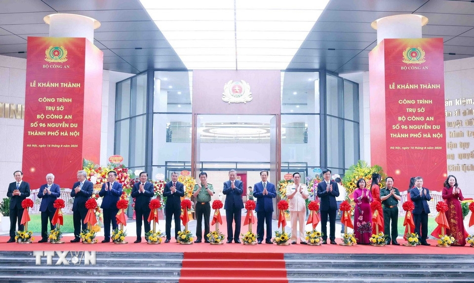 Các đại biểu thực hiện nghi thức cắt băng khánh thành công trình Trụ sở Bộ Công an. Ảnh: TTXVN