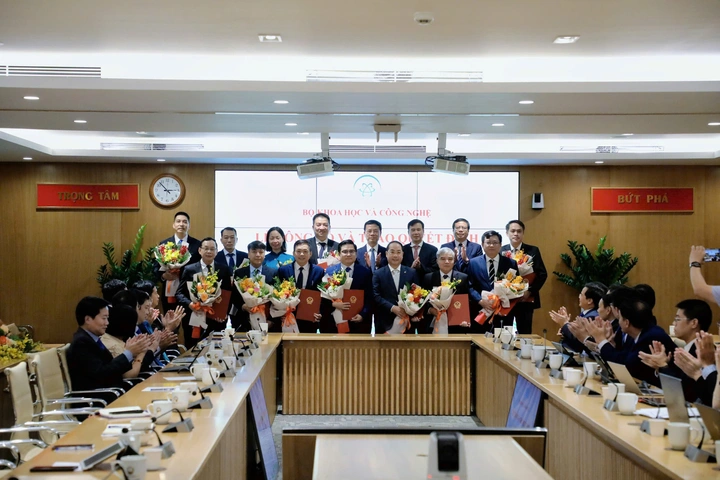 Bộ trưởng Nguyễn Mạnh Hùng đã trao quyết định, tặng hoa&nbsp;và gửi lời chúc mừng đến các cán bộ được nhận quyết định.