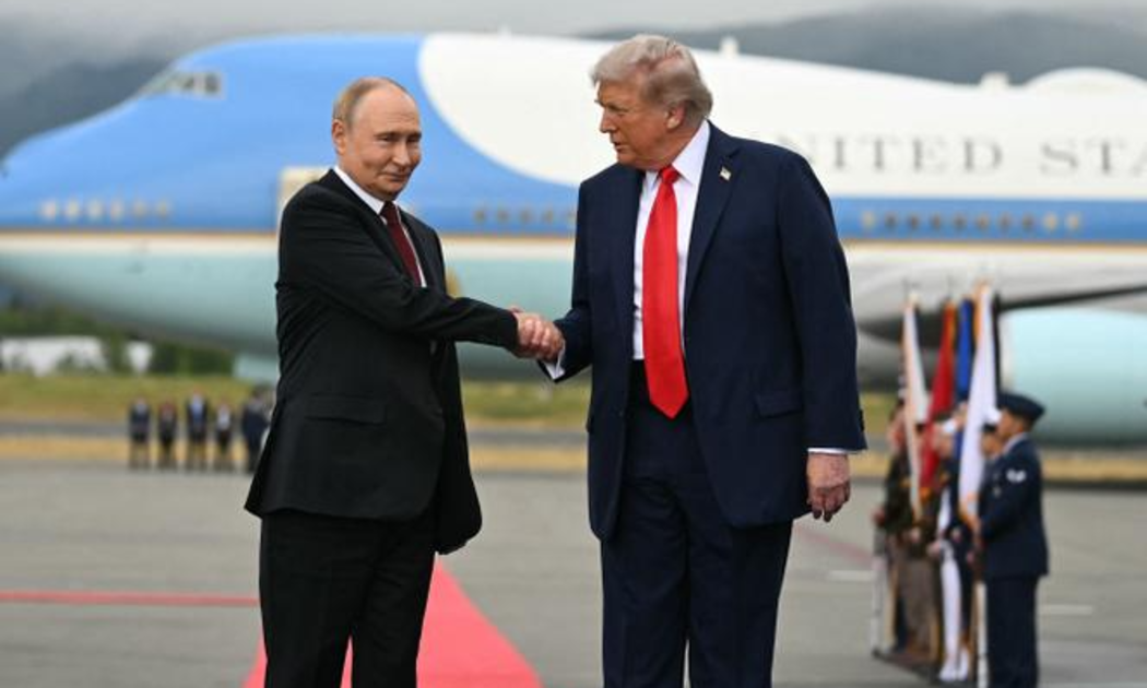 Tổng thống Mỹ Donald Trump chào đón Tổng thống Nga Vladimir Putin trước khi cùng di chuyển tới địa điểm tổ chức cuộc gặp thượng đỉnh ngày 15/8/2025 tại Alaska - Ảnh: Reuters