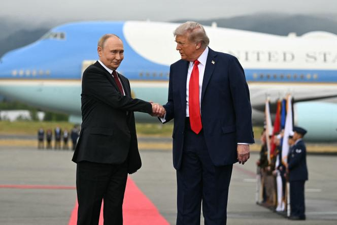 Tổng thống Mỹ Donald Trump chào đón Tổng thống Nga Vladimir Putin trước khi cùng di chuyển tới địa điểm tổ chức cuộc gặp thượng đỉnh ngày 15/8/2025 tại Alaska - Ảnh: Reuters