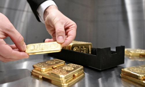 Giá vàng thế giới nhảy gần 100 USD/oz, lập kỷ lục mọi thời đại mới