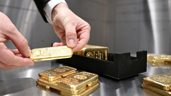 Giá vàng thế giới nhảy gần 100 USD/oz, lập kỷ lục mọi thời đại mới