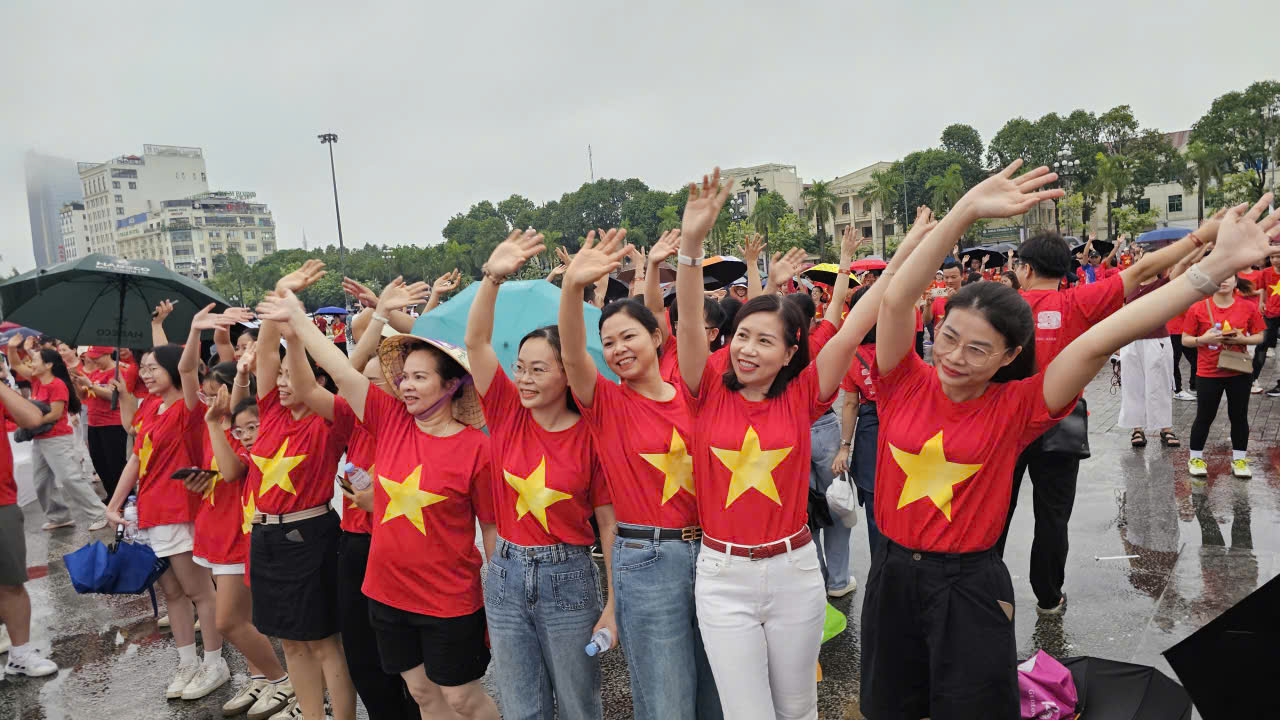 Tại Thanh Hóa, khí thế rộn ràng của hàng vạn bước chân lan tỏa từ trung tâm tỉnh lỵ đến khắp các phường, xã, thể hiện sức mạnh đoàn kết và khát vọng vươn lên.
