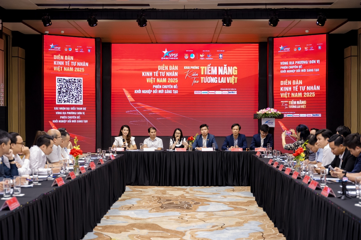 Đại diện Bộ Tài chính, Bộ Khoa học và Công nghệ và chuyên gia trao đổi với các doanh nghiệp khởi nghiệp, đổi mới sáng tạo.