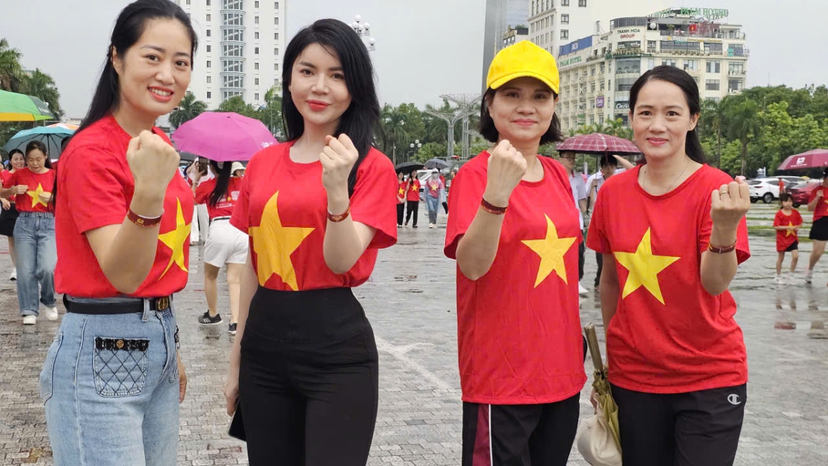 Hàng nghìn đại biểu, cán bộ, chiến sĩ các lực lượng vũ trang, công chức, viên chức, đoàn viên, học sinh, sinh viên cùng đông đảo nhân dân Thanh Hoá tham gia chương trình “Cùng Việt Nam tiến bước”