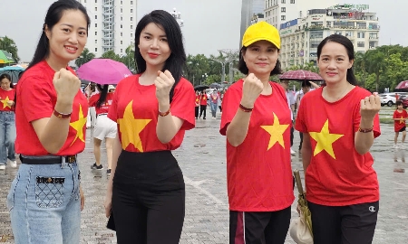 Hàng nghìn đại biểu, cán bộ, chiến sĩ các lực lượng vũ trang, công chức, viên chức, đoàn viên, học sinh, sinh viên cùng đông đảo nhân dân Thanh Hoá tham gia chương trình “Cùng Việt Nam tiến bước”