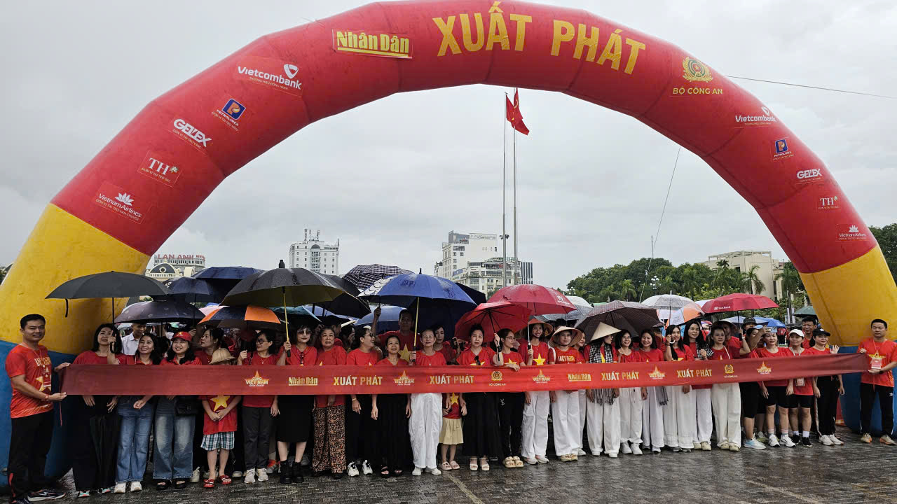 Hàng nghìn đại biểu, cán bộ, chiến sĩ các lực lượng vũ trang, công chức, viên chức, đoàn viên, học sinh, sinh viên cùng đông đảo nhân dân các phường Hạc Thành, Đông Sơn, Quảng Phú, Hàm Rồng, Nguyệt Viên đã hội tụ, hòa mình vào dòng người tiến bước.