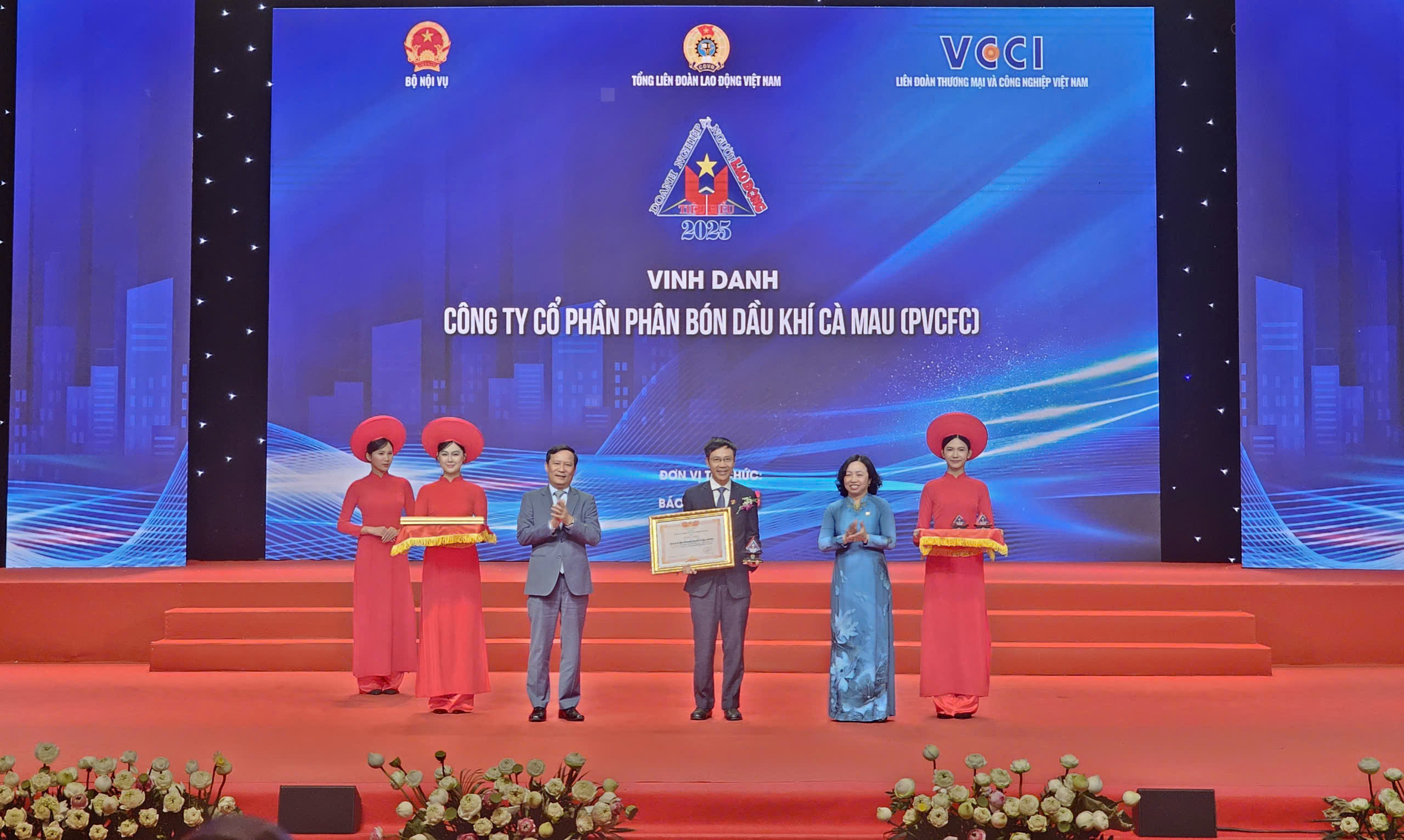 Ông Nguyễn Đức Hạnh - TV HĐQT - Chủ tịch Công đoàn Công ty đại diện PVCFC nhận vinh danh.