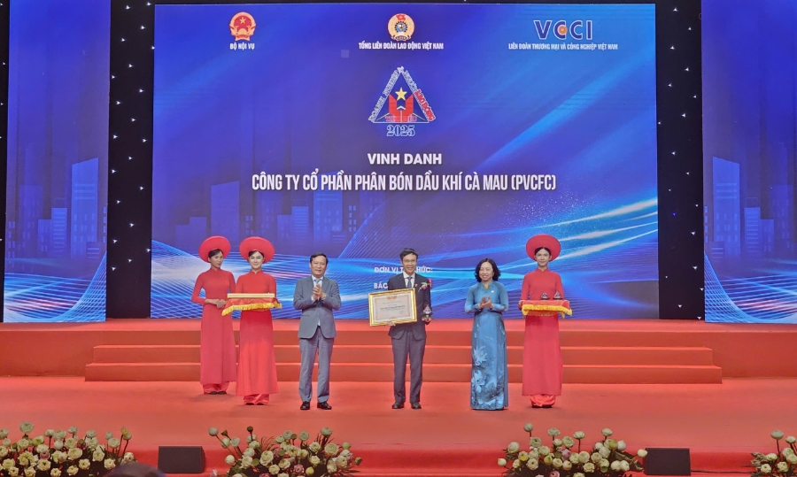 Ông Nguyễn Đức Hạnh - TV HĐQT - Chủ tịch Công đoàn Công ty đại diện PVCFC nhận vinh danh.
