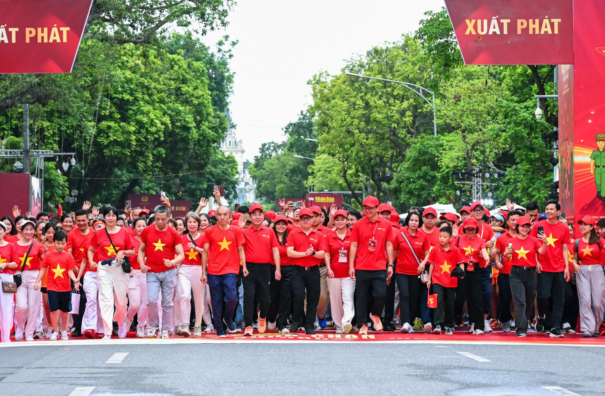Tại điểm cầu Hà Nội, các cán bộ, chiến sĩ và nhân dân đã cùng cất bước đi bộ một vòng quanh hồ Hoàn Kiếm nhằm lan tỏa thông điệp nâng cao sức khỏe cộng đồng; đồng thời, thể hiện tinh thần đoàn kết và khát vọng vươn lên của một dân tộc đang chuyển mình mạnh mẽ trong kỷ nguyên mới.