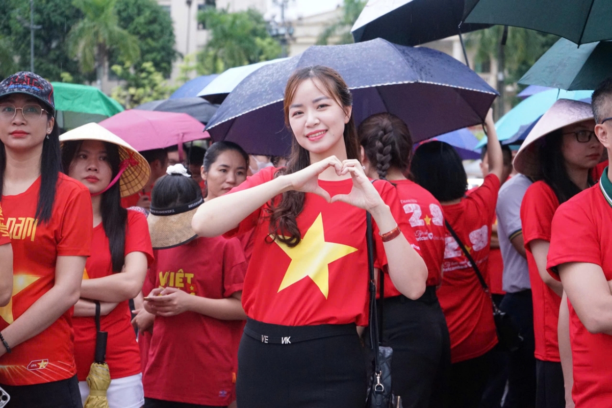 Trong lễ thượng cờ trang trọng, tiếng Quốc ca vang lên hùng tráng, mang đến cảm xúc thiêng liêng cho những người tham dự. Nguyễn Thị Huyền, một đoàn viên thanh niên, chia sẻ rằng khi đặt tay lên ngực trái và hát vang Tiến quân ca, cô càng thấm thía sự hy sinh to lớn của các thế hệ đi trước và thấy rõ trách nhiệm của thế hệ hôm nay trong dựng xây, bảo vệ Tổ quốc.