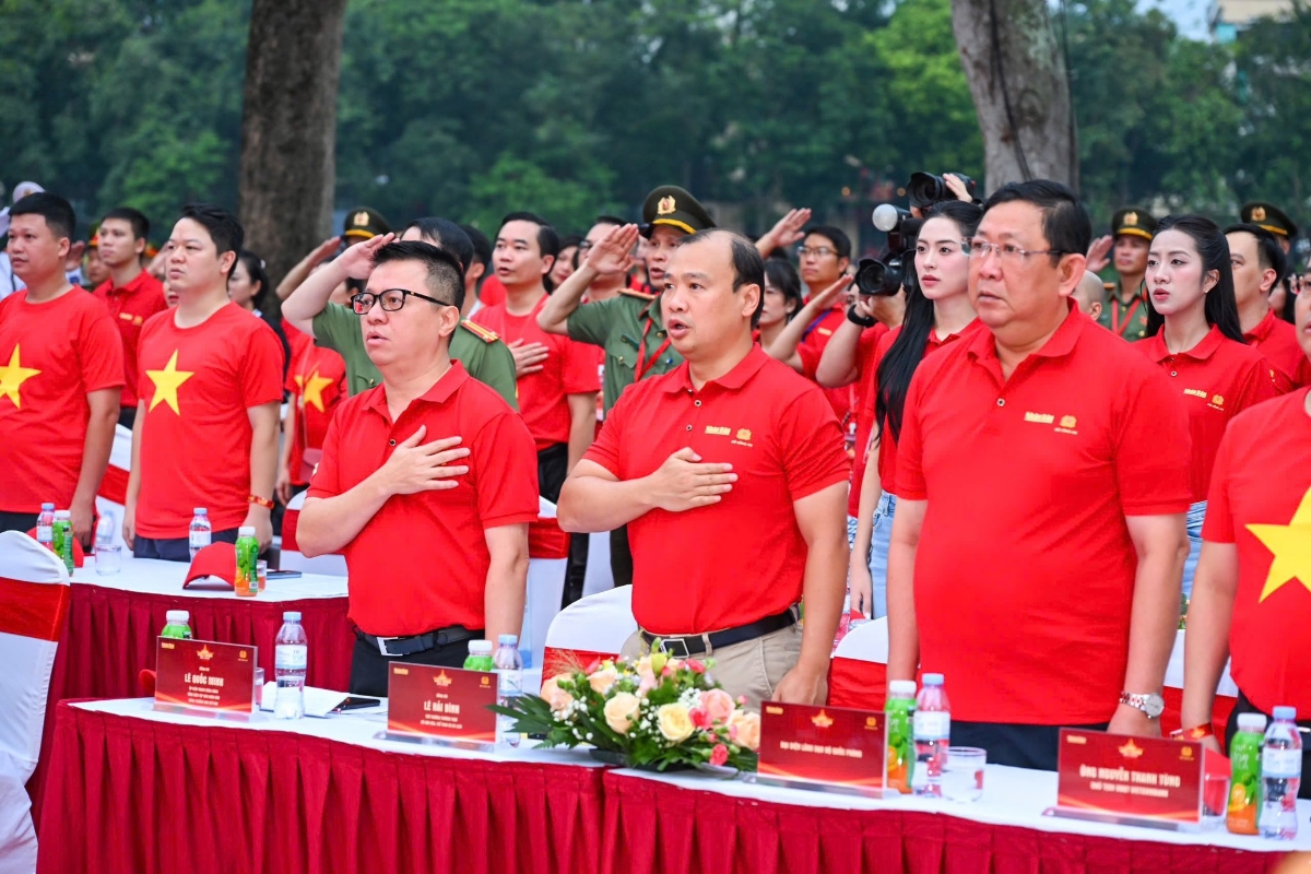 Sáng 16/8, trong không khí trang nghiêm, xúc động và tự hào, hàng nghìn người có mặt tại khu vực Vườn hoa Lý Thái Tổ (Thủ đô Hà Nội) thực hiện nghi lễ Chào cờ và hát Quốc ca, đồng thời với thời điểm diễn ra Lễ thượng cờ Tổ quốc tại Quảng trường Ba Đình lịch sử.