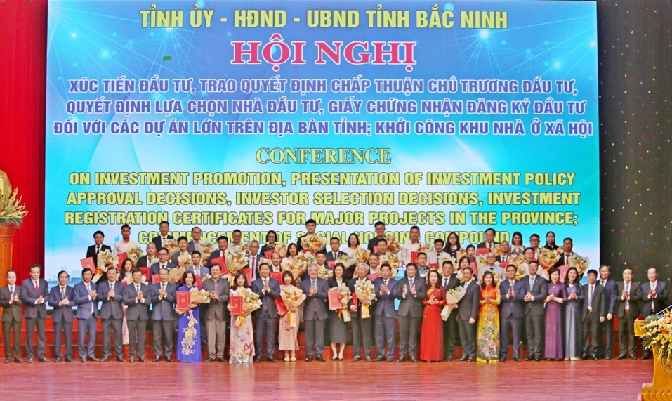 Phó Thủ tướng Nguyễn Hoà Bình chụp ảnh lưu niệm cùng các đại biểu tại hội nghị.
