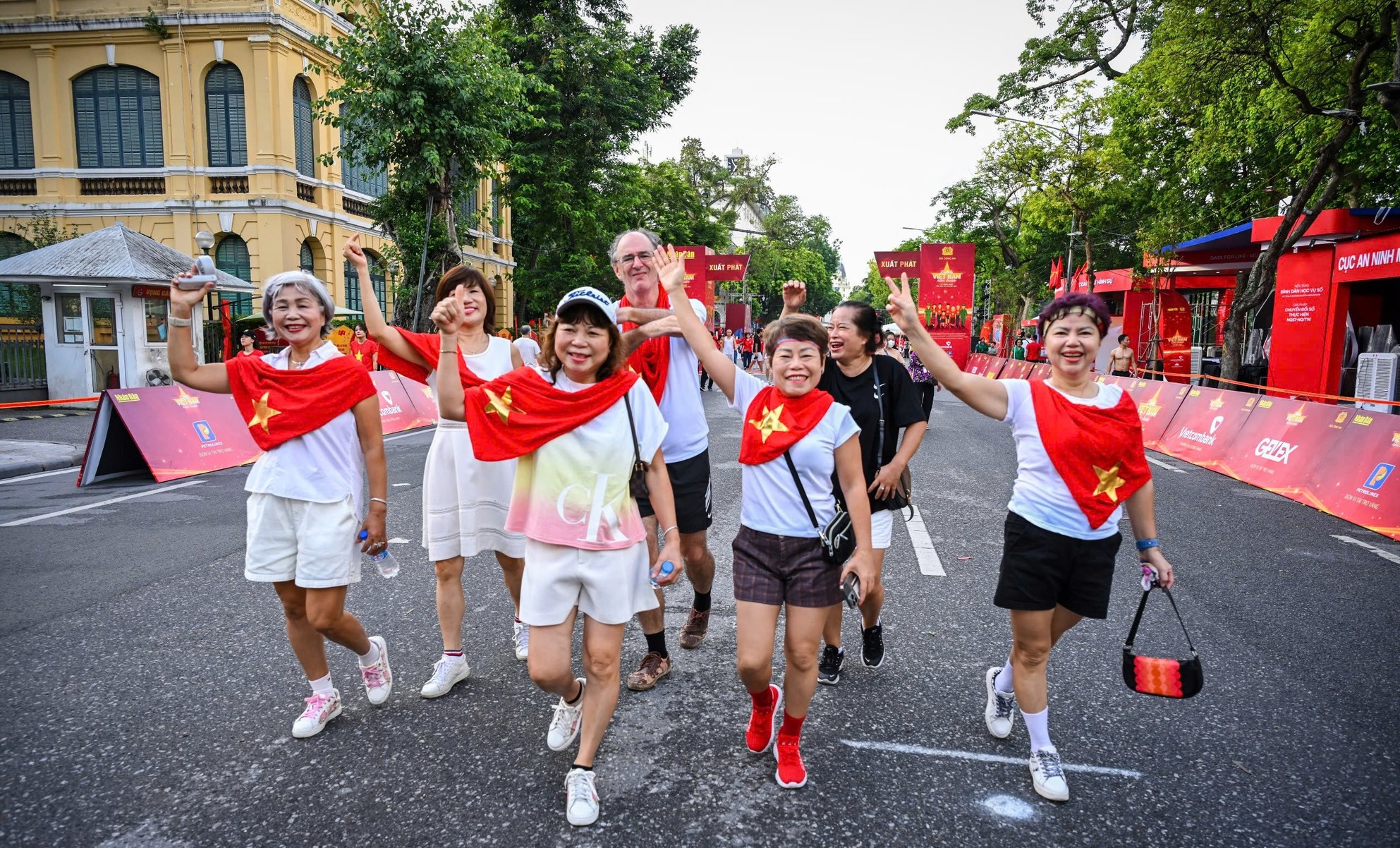 Rợp sắc đỏ sao vàng cùng không khí vui tươi, đoàn kết, phấn khởi của hàng nghìn cán bộ, chiến sĩ, người dân và cả khách du lịch nước ngoài.
